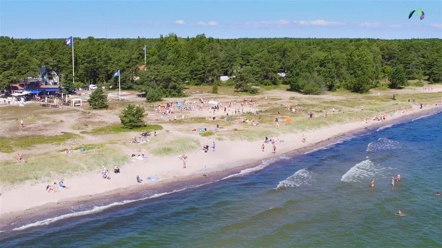 Upplev Gotlands naturskönhet på Ljugarns Semesterby med boende, aktiviteter och ro vid havet. Perfekt för hela familjen!
