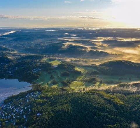 Upplev Bohusläns skönhet och stillhet vid Anfasteröd Gårdsvik – där skog möter hav och dina drömmar tar form.