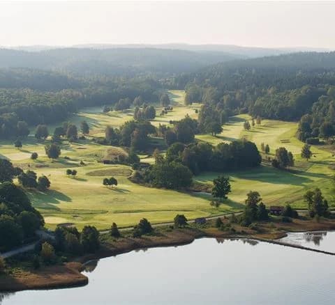 Utsikt över en naturskön miljö vid Anfasteröd Gårdsvik med vatten och omgivande landskap.