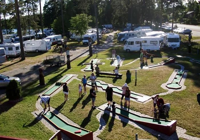 Upptäck äventyret vid Karlsborgs Camping – mellan Vättern & Bottensjön med natur, komfort och aktiviteter för alla!