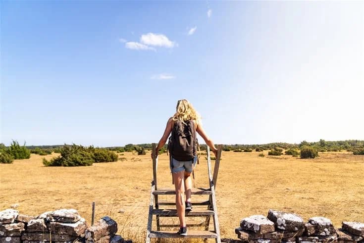 En grupp människor njuter av sommaren vid Haga Park Camping & Stugor, omgivna av natur och inbjudna till äventyr och avkoppling under semestern.
