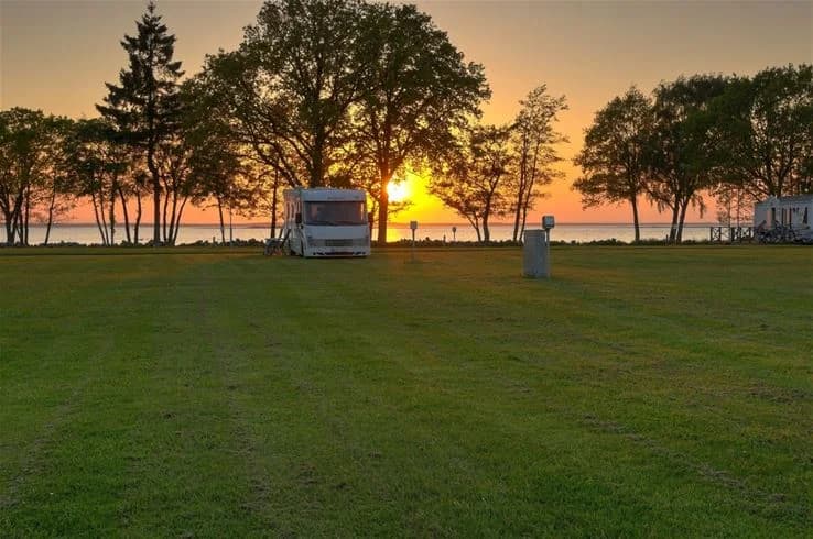 Upplev naturskönt äventyr på Saxnäs camping, Öland – din oas för avkoppling och familjevänliga aktiviteter!