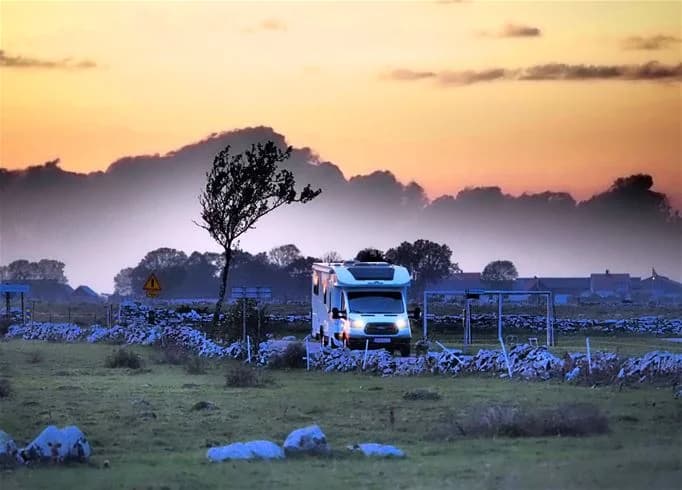 Upptäck den tidlösa skönheten på Stenåsa Stugor & Camping, där natur och komfort möts vid Östersjöns kust.