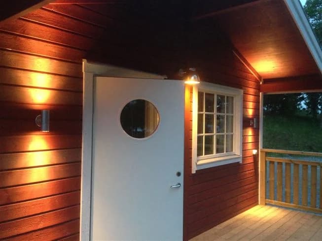 Bild på en träbyggnad vid Eksjö Camping & Konferens, med en rustik och inbjudande arkitektur som inkluderar träpaneler och träbjälkar, vilket ger en naturlig och avkopplande atmosfär.