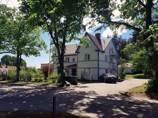 Tättö Havsbad & Camping: En naturskön oas i Tjust skärgård med havsutsikt, moderna bekvämligheter och smakupplevelser.