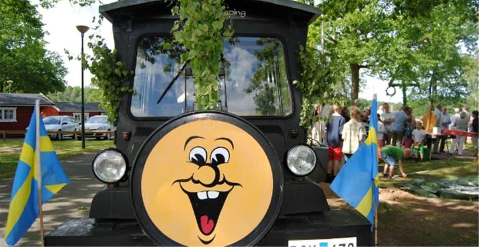 En tågresa på Eksjö Camping & Konferens, med ett lekfullt tåg fullt av glada barnpassagerare som åker genom området.