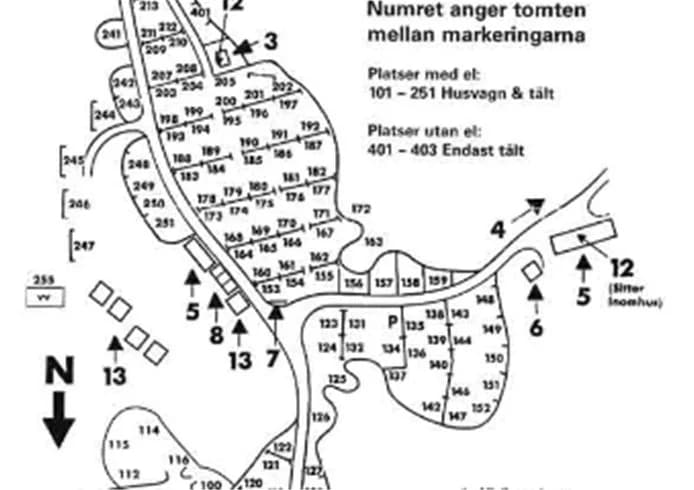 En bild av Fjällbacka camping som visar ett naturskönt område med tält i en skogsmiljö. Det finns utomhusmöbler som picknickbord och bänkar för avkoppling och rekreation.
