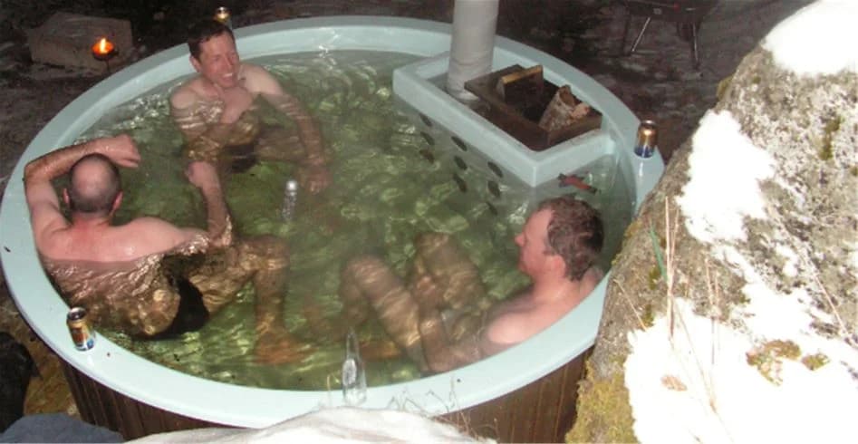 En jacuzzi vid Munkebergs camping med vatten som fyller badkaret, omgivet av en avslappnande atmosfär lämplig för rekreation och njutning.