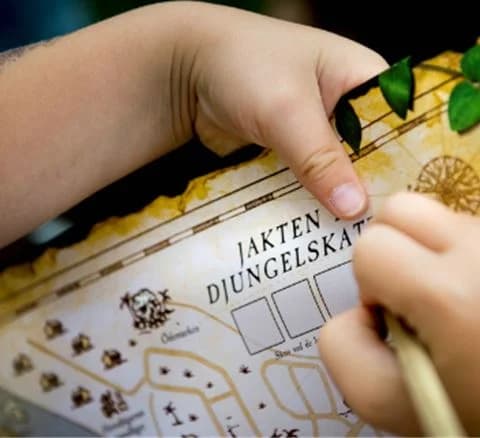 En hand skriver på ett papper med bläckpenna på Gustavsvik Resorts kontor.