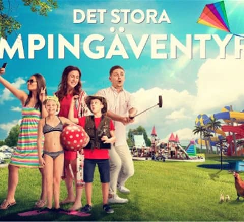 En glad familj njuter av en solig dag vid en pool på Gustavsvik Resort, omgivna av gröna träd och färgglada vattenrutschbanor.