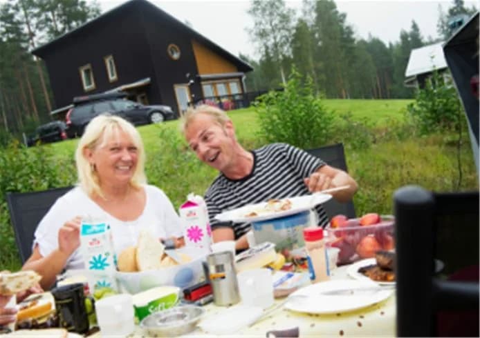 Ett frukostbord på Skellefteå camping med olika rätter och dryck samt platser för rekreation.