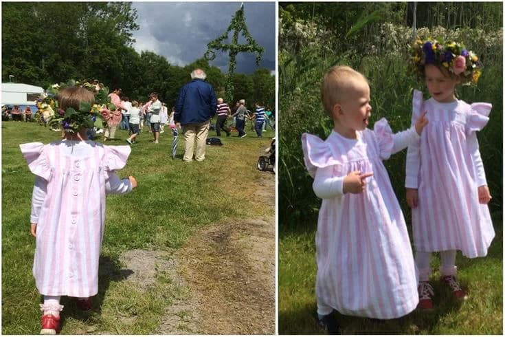 En grupp barn i färgglada vårkläder leker glatt på Wiggersviks camping, omgivna av natur och traditionella campingmiljöer.