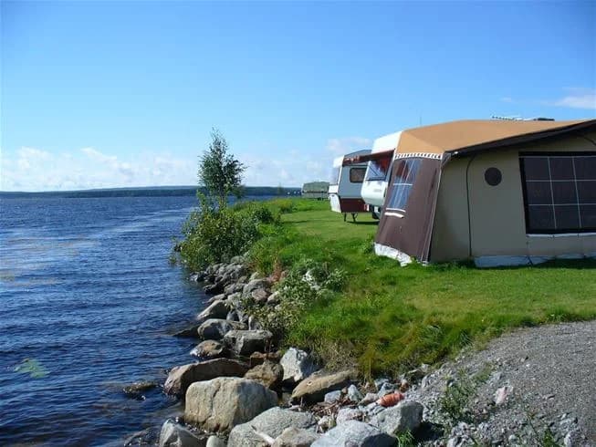 Nära Piteås centrum, Västra Kajen är en rofylld camping vid älven, perfekt för avkoppling och cityäventyr.