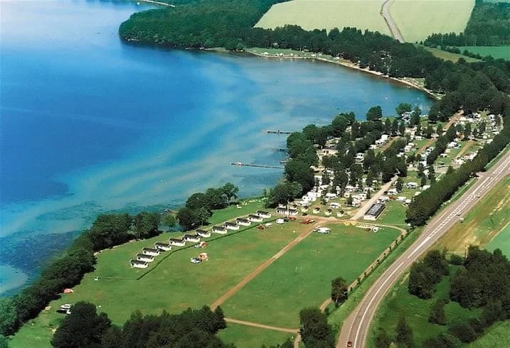 Fyra stjärnor vid Vättern: Vadstena Camping, där avkoppling och äventyr möts för hela familjen!