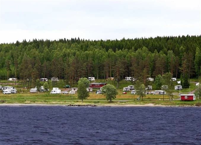 Sälstens camping: En kustnära oas i Västernorrland där havets lugn möter stadens puls. Perfekt för återhämtning och upplevelser.