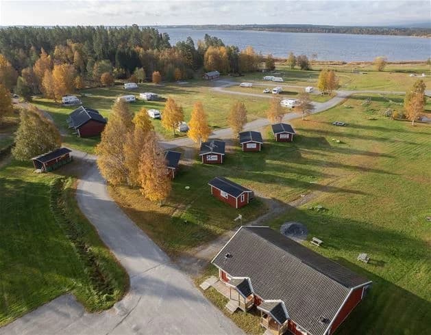 Nordmalings camping: Fridfull tillflykt vid Västerbottens kust, omgiven av hav, skog och äventyr. Bo bekvämt och njut året runt!