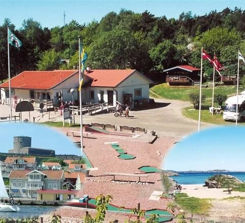 Vy över Marstrands familjecamping vid kusten, med strand och campingplatser nära vattenbrynet, omgiven av vacker natur och havsutsikt.