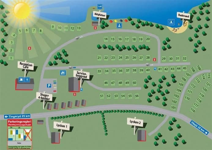 En grön campingplats i skuggan av träd med gräsmatta, tält, husvagn och en timmerstuga i bakgrunden, belägen på Mjölknabbens Camping.