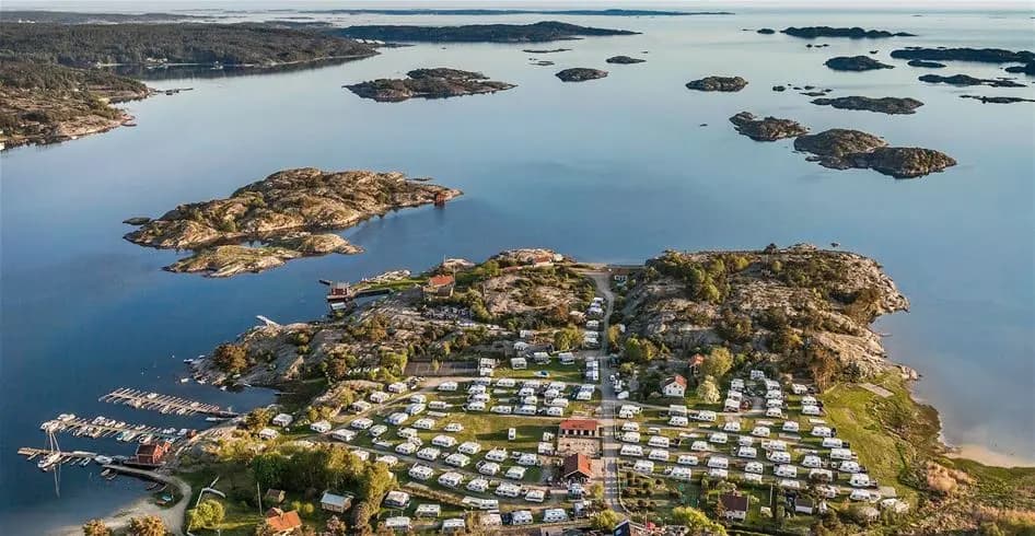 "Lökholmens Camping: En havsnära pärla med äventyr, avkoppling, familjevänliga stränder och modernt boende. Perfekt för alla!"