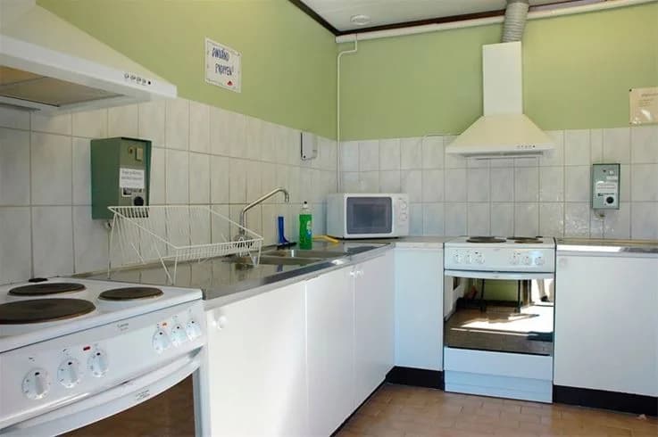 Ett inbjudande kök på Liens camping med moderna köksapparater, ljusa golv och en trivsam inredning.