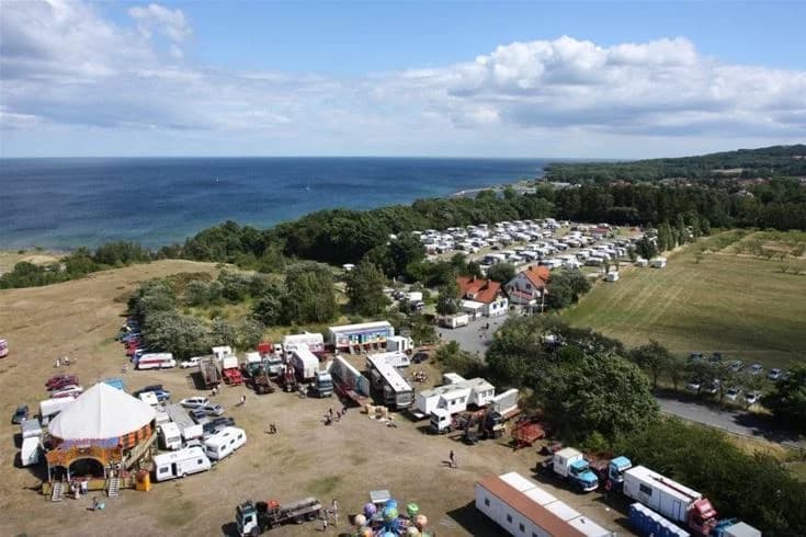 Kiviks familjecamping: Njut av Österlens kust, med naturäventyr, mysiga boenden och moderna bekvämligheter vid havet.