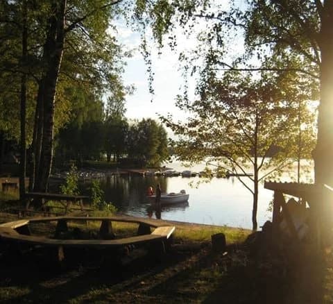 Upptäck Jälluntofta Campings rofyllda natur och utsökta äventyr vid sjöns kant, perfekt för avkoppling och aktivitet!