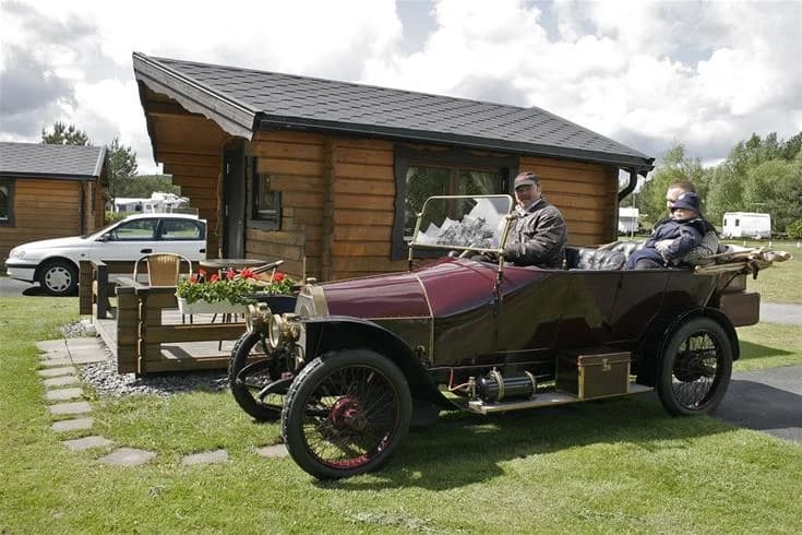 En vintage cabrioletbil parkerad på Hanatorps camping.