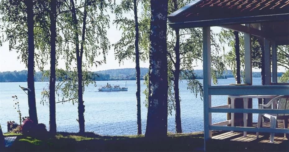 Njut av Frykenbadens natursköna camping vid sjön – perfekt för äventyr och avkoppling, nära både natur och Karlstad stad.