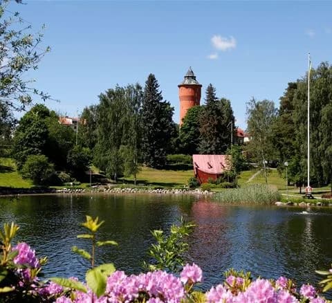 Utforska Djupadalsbadet Camping – en idyll för avkoppling och äventyr i Kumla, med moderna bekvämligheter och 50% rabatt på bad!