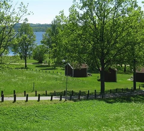 Upptäck sjönära Östanå Camping i Småland – en idyll för äventyr, avkoppling och kulturella utflykter i hjärtat av naturen.