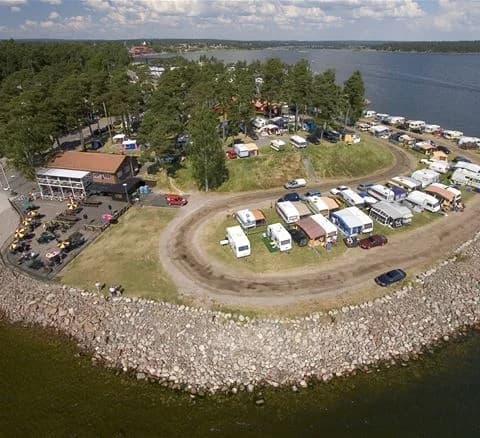 Naturskön avkoppling vid Vänerns strand – upptäck äventyr och harmoni året runt på Örnäs Camping.