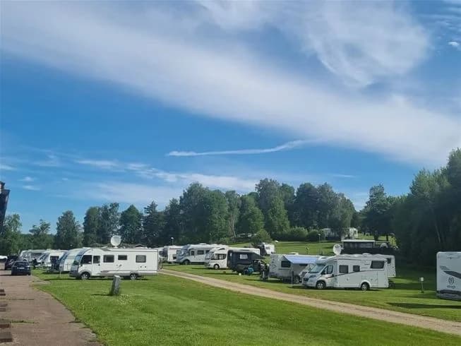Omgiven av Dalslands natur, erbjuder Laxsjöns camping ro och äventyr året runt. Avkoppling eller spänning? Ditt val!