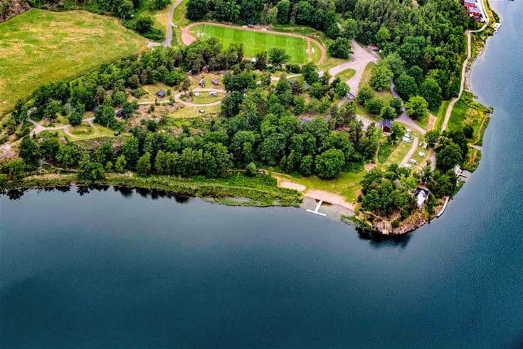 Upplev paradis vid Sveriges enda östkustfjord – Grännäs camping! Avkoppling, äventyr och naturnära boende väntar.