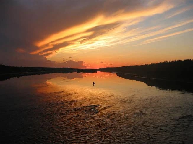 Upplev magin i Lappland på Pajala Camping Route 99 – där Torneälvens skönhet möter äventyr och frid. Boka idag!