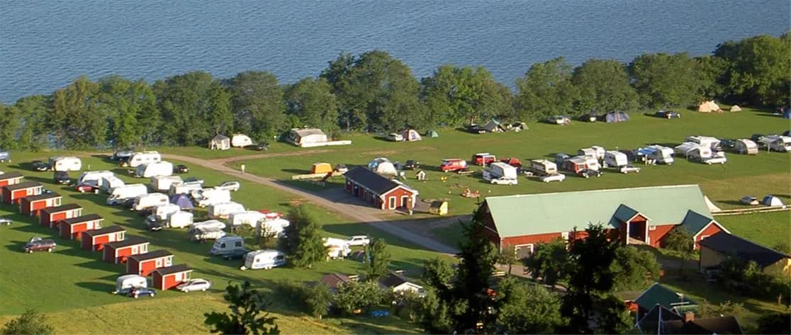 Utforska Getingaryds camping – naturskön pärla vid Vättern nära Gränna, perfekt för avkoppling och äventyr med familj och vänner!
