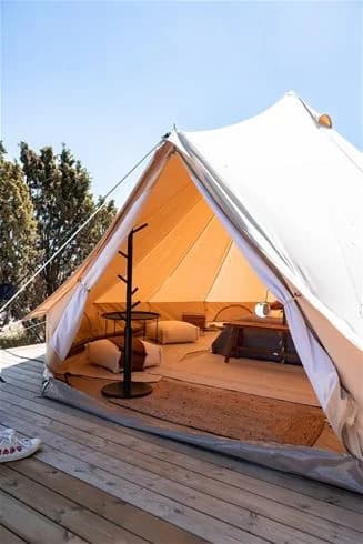 Upplev avkoppling och äventyr på idylliska Kalmar Camping – en perfekt blandning av natur, historia och bekvämlighet.