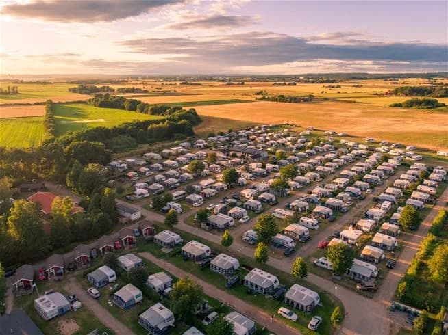 Upplev magin vid Västerhavet: Gullbrannagården bjuder på campingglädje, havsnära äventyr och familjärt lugn nära Halmstad!