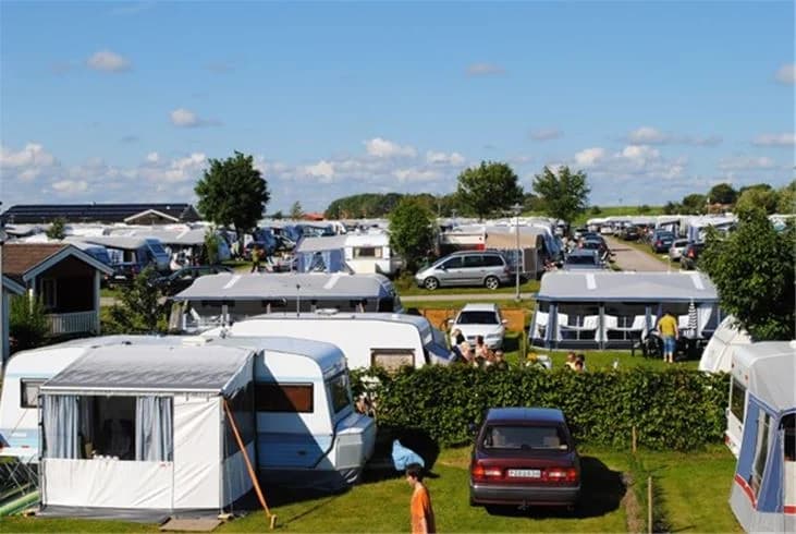 Bild av en parkeringsplats på Gullbrannagården med flera husbilar uppställda.