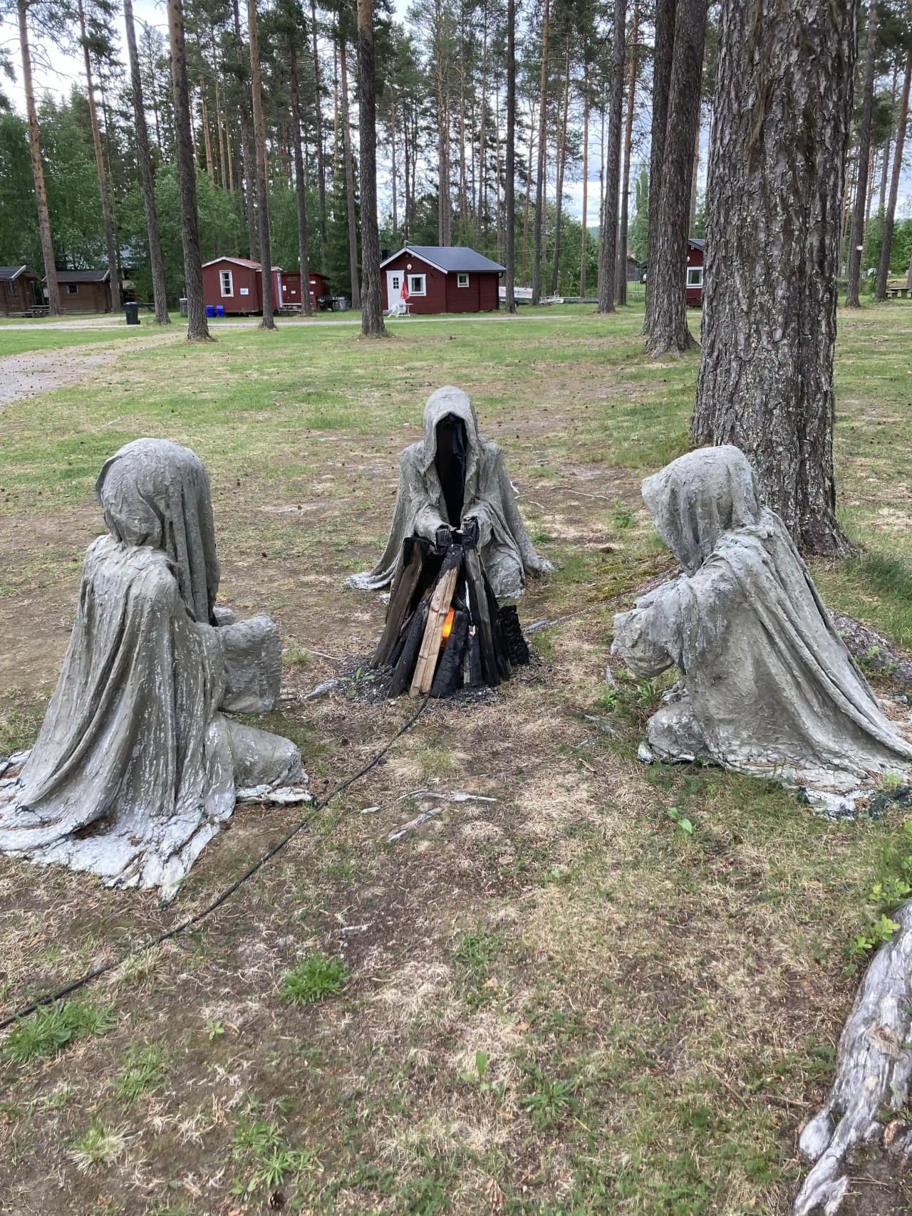 En trästatyett föreställande en fiktiv karaktär står i ett skogsparti på Näsåkers camping & stugby. Skogsområdet omger figuren och skapar en rofylld atmosfär.
