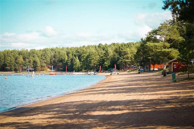 Upptäck Årsunda Strandbad, där avkoppling möter äventyr vid Gästriklands Riviera! Perfekt året runt.