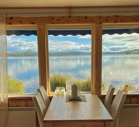 Torsby Camping: Upplev naturens magi vid Frykens strand med charmiga stugor, spännande aktiviteter och kulinariska njutningar.