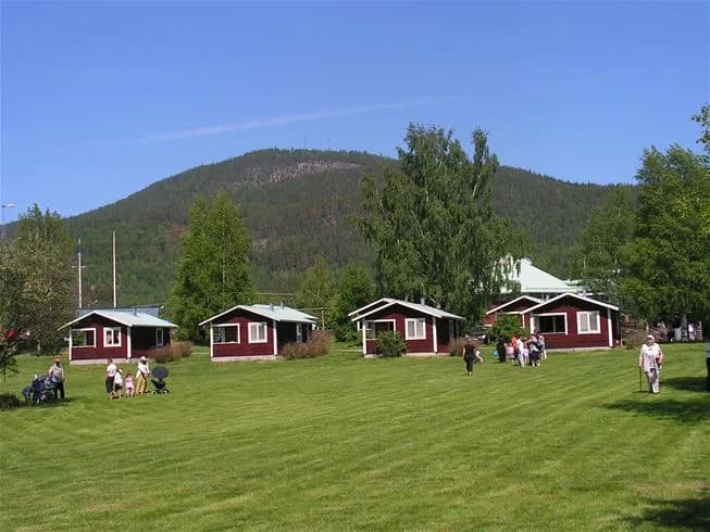 Upptäck lugnet vid Borgsjö Strand: naturskön camping mellan Sundsvall och Östersund, perfekt för avkoppling och äventyr!