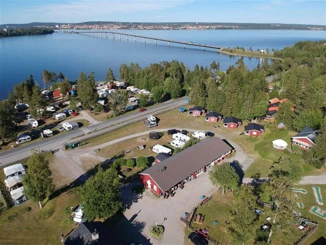 Oas vid Storsjön: Sandvikens camping - nära natur, Östersund och äventyr. Perfekt för både avkoppling och action!