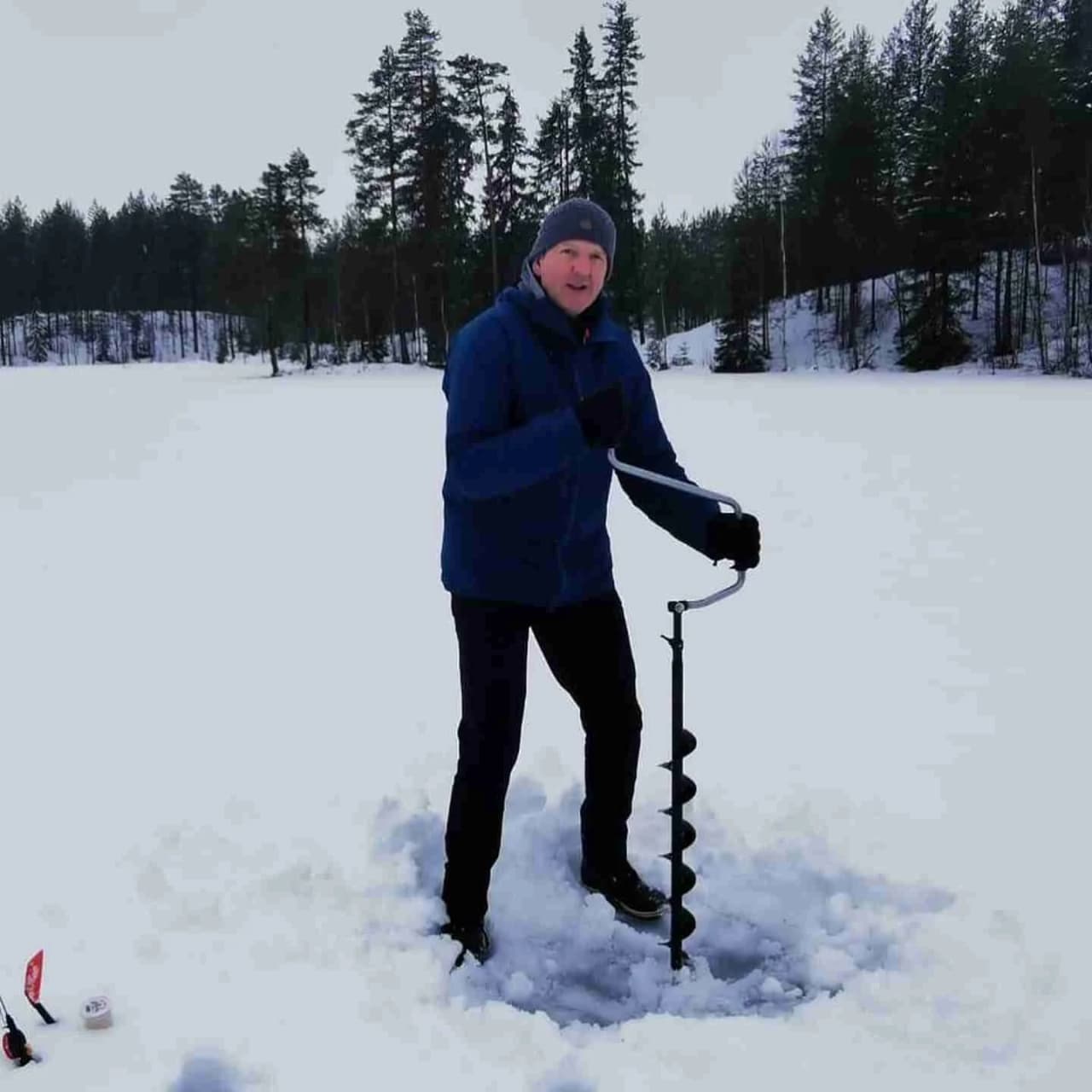 En vinterbild av Yttermalungs camping & stugby, täckt i snö och is, med frusna träd och byggnader skapar ett fridfullt och kallt landskap.