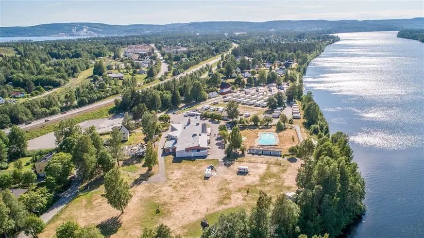 Upptäck Bergeforsparken: campingidyll med modern komfort och aktivitetsglädje vid Indalsälvens rogivande mynning. 🌿✨