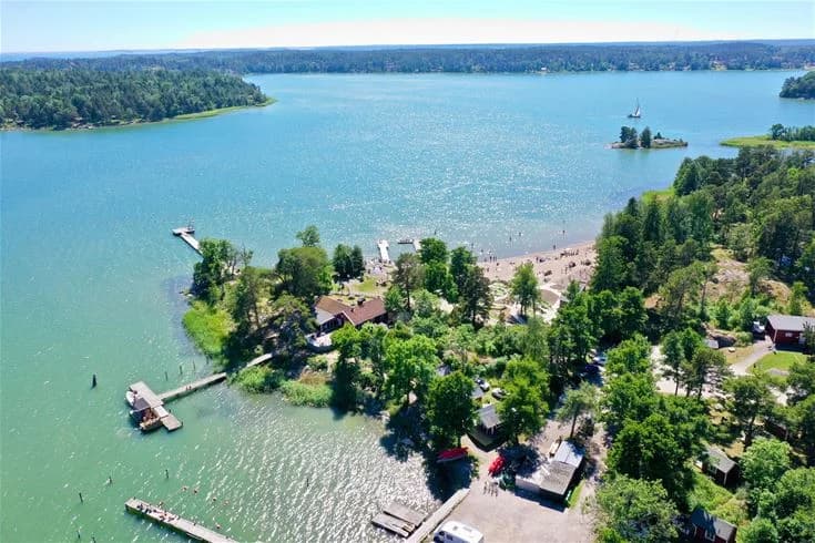 Flygfoto över Trosa Havsbad & Camping. Bilden visar ett kustlandskap med vatten och natursköna omgivningar.