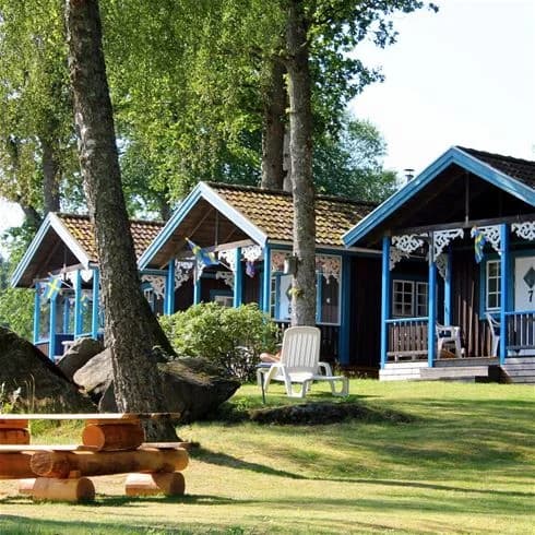Upplev äventyr och avkoppling vid Skotteksgården, din perfekta campingresmål vid sjön Åsunden nära Ulricehamn.