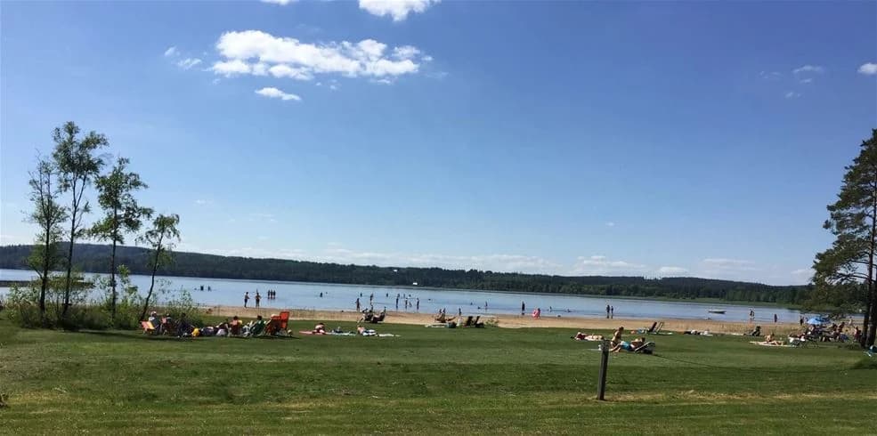 Idylliska Flatens Camping – din naturnära tillflykt med sjöutsikt, nära till äventyr och rofyllda stunder för hela familjen.
