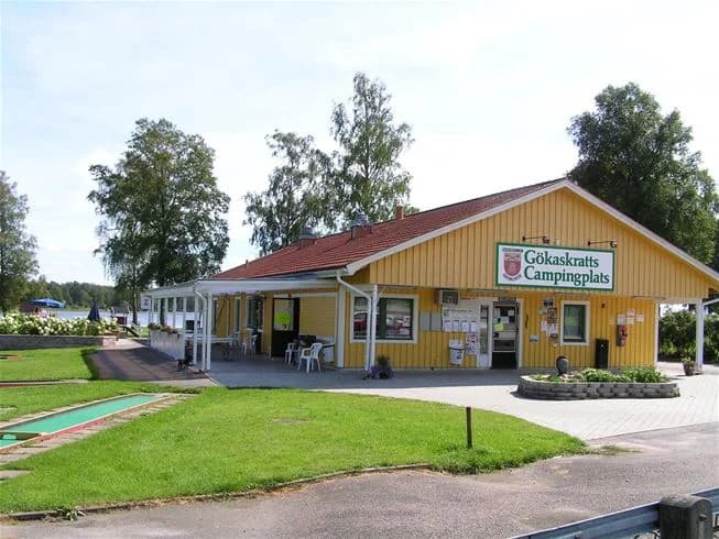 Upptäck lugnet vid Gökaskratts Camping, en vacker fristad med sjöutsikt, naturupplevelser och moderna bekvämligheter.