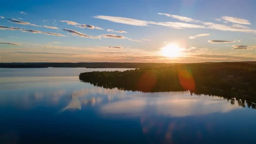 Unna dig frid och äventyr vid Järnsjöns strand på Sandaholm – där natur möter bekvämlighet året runt!